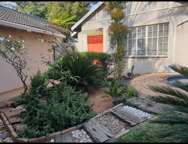 3 BEDROOM FREEHOLD RENTED IN RANDPARK RIDGE